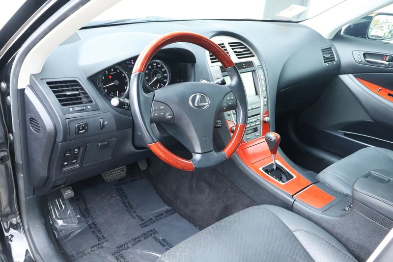 Lexus ES 350 Vehicle Full-screen Gallery Image 18