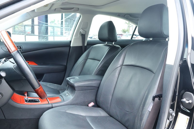 Lexus ES 350 Vehicle Full-screen Gallery Image 21