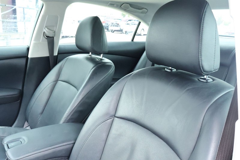 Lexus ES 350 Vehicle Full-screen Gallery Image 22