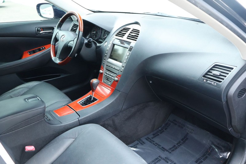 Lexus ES 350 Vehicle Full-screen Gallery Image 23