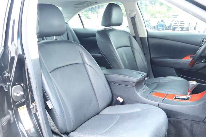 Lexus ES 350 Vehicle Full-screen Gallery Image 25