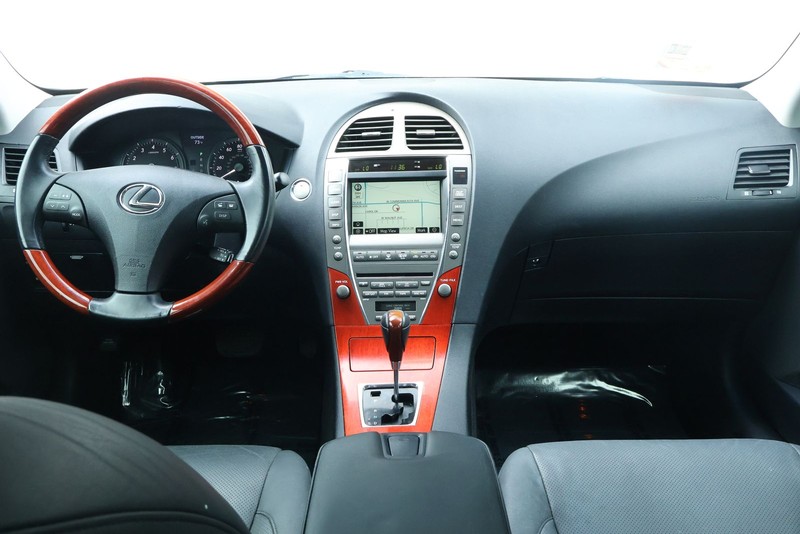 Lexus ES 350 Vehicle Full-screen Gallery Image 28