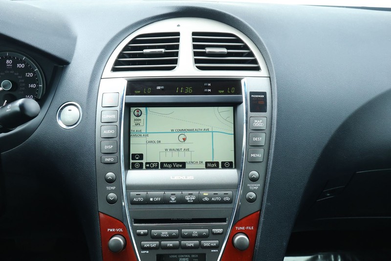 Lexus ES 350 Vehicle Full-screen Gallery Image 33