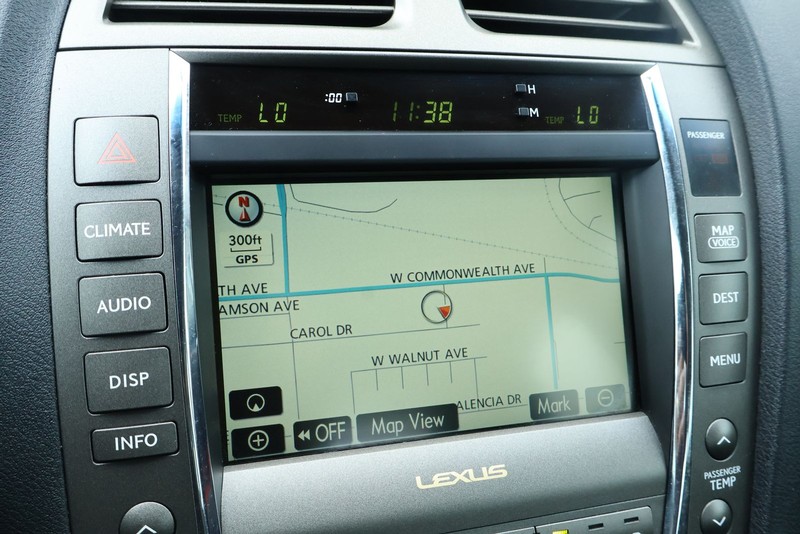 Lexus ES 350 Vehicle Full-screen Gallery Image 34