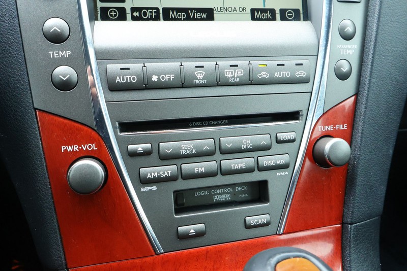 Lexus ES 350 Vehicle Full-screen Gallery Image 36