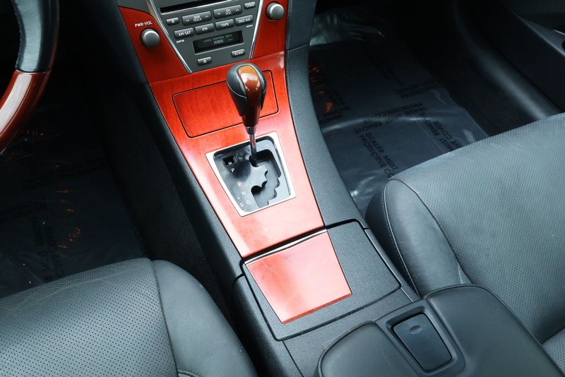 Lexus ES 350 Vehicle Full-screen Gallery Image 37