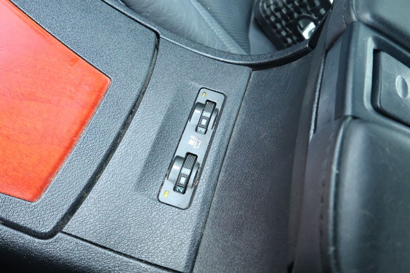 Lexus ES 350 Vehicle Full-screen Gallery Image 38