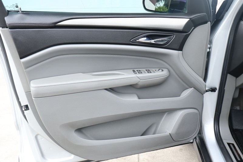 Cadillac SRX Vehicle Full-screen Gallery Image 15