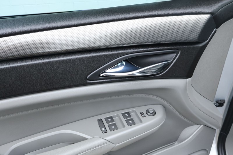 Cadillac SRX Vehicle Full-screen Gallery Image 16