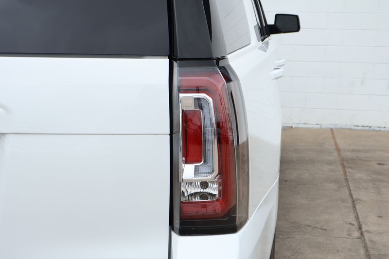 GMC Yukon Vehicle Full-screen Gallery Image 07