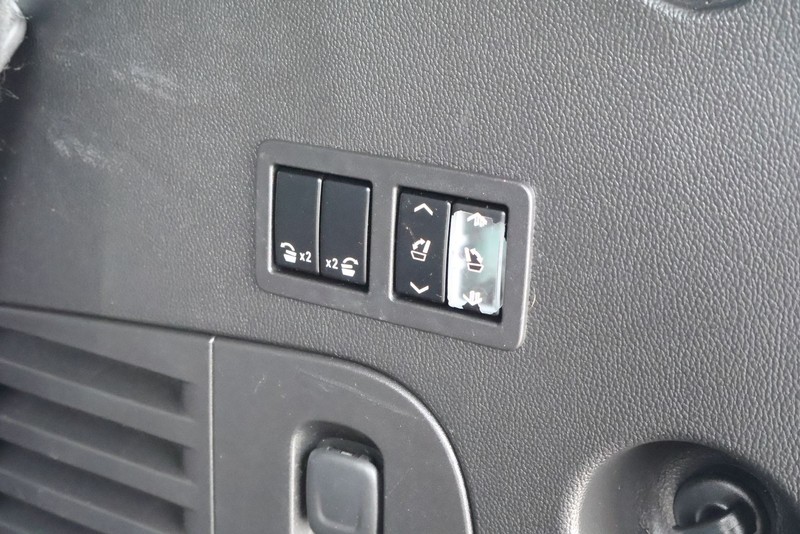 GMC Yukon Vehicle Full-screen Gallery Image 10