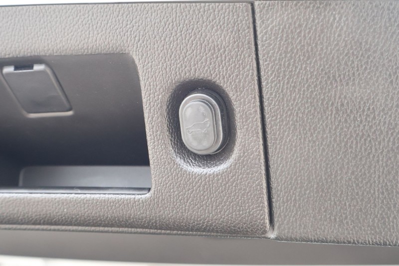 GMC Yukon Vehicle Full-screen Gallery Image 12