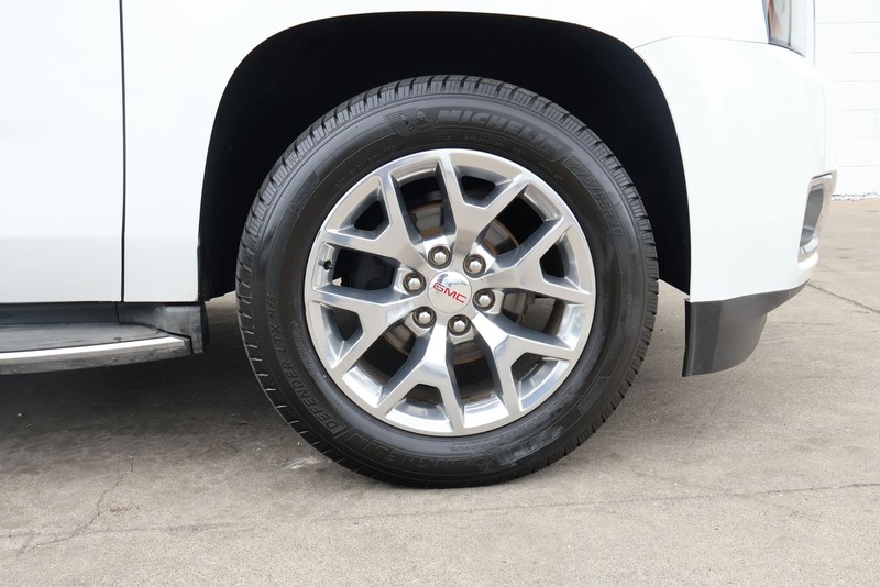 GMC Yukon Vehicle Full-screen Gallery Image 18
