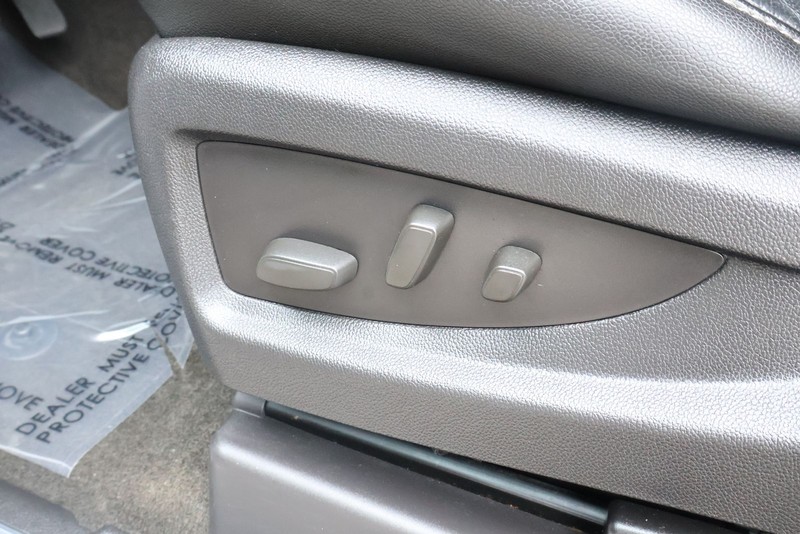 GMC Yukon Vehicle Full-screen Gallery Image 23