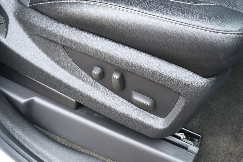 GMC Yukon Vehicle Full-screen Gallery Image 27