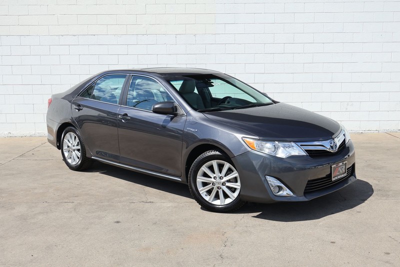 Toyota Camry Hybrid Vehicle Full-screen Gallery Image 01