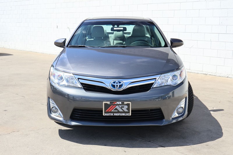 Toyota Camry Hybrid Vehicle Full-screen Gallery Image 02