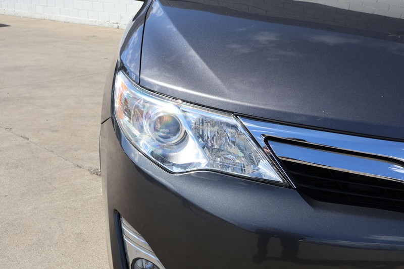 Toyota Camry Hybrid Vehicle Full-screen Gallery Image 03