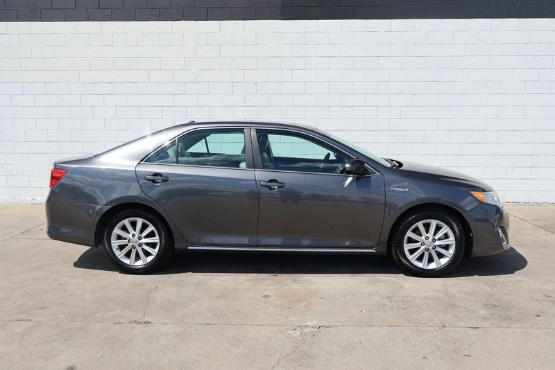 Toyota Camry Hybrid Vehicle Full-screen Gallery Image 04