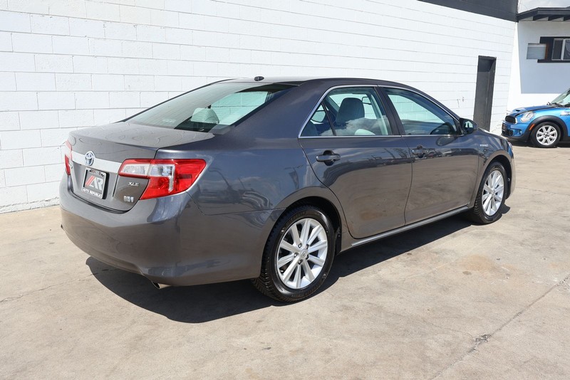 Toyota Camry Hybrid Vehicle Full-screen Gallery Image 05