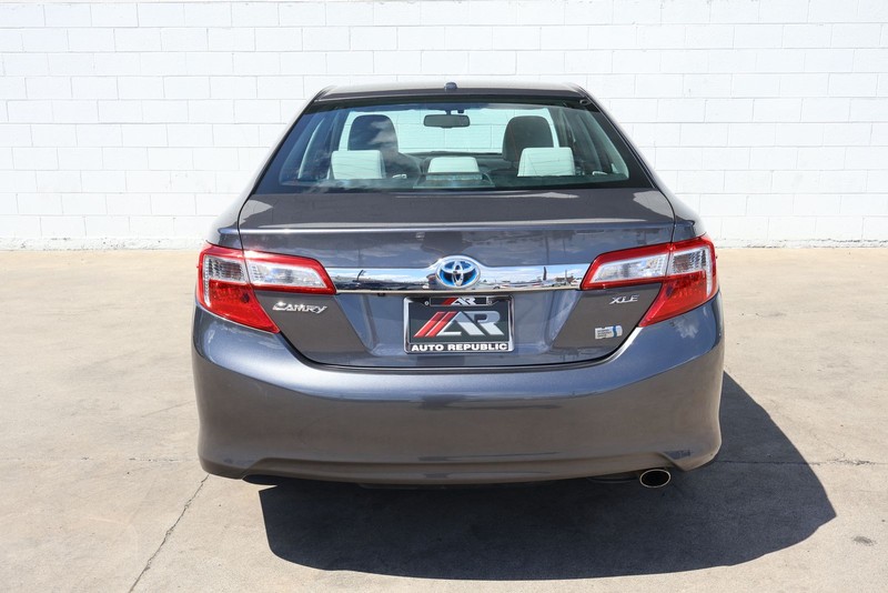 Toyota Camry Hybrid Vehicle Full-screen Gallery Image 06