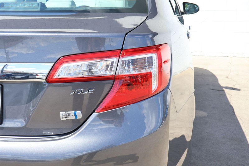 Toyota Camry Hybrid Vehicle Full-screen Gallery Image 07