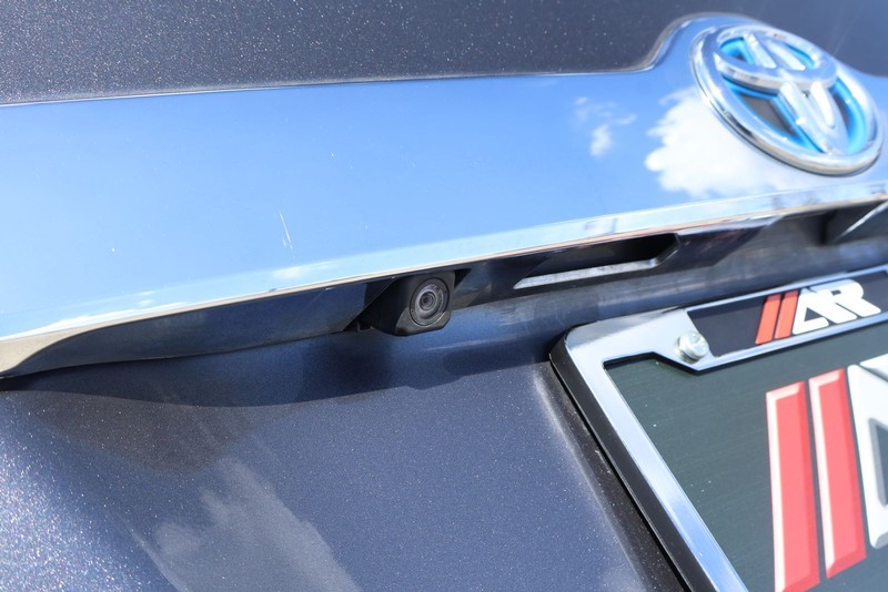 Toyota Camry Hybrid Vehicle Full-screen Gallery Image 08