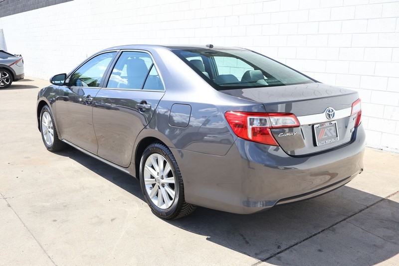 Toyota Camry Hybrid Vehicle Full-screen Gallery Image 10
