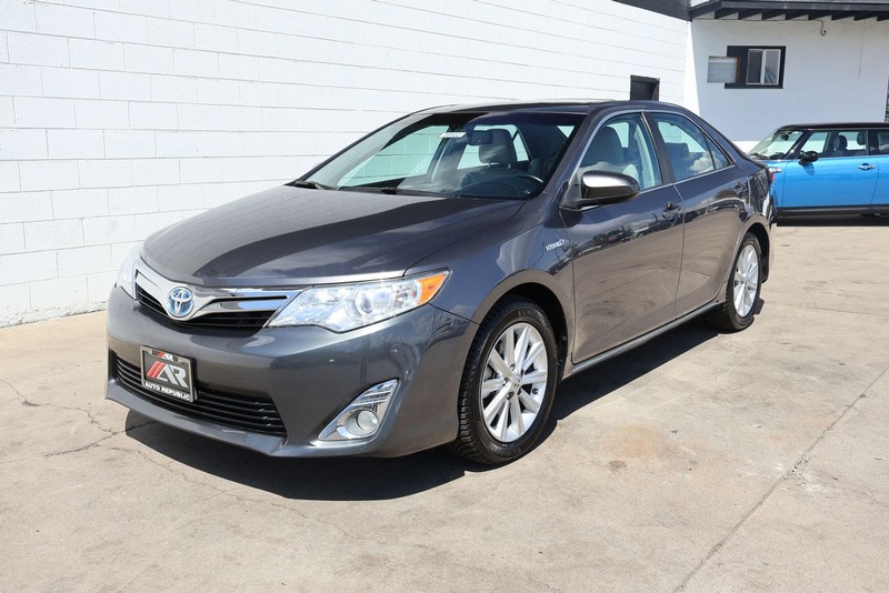 Toyota Camry Hybrid Vehicle Full-screen Gallery Image 12
