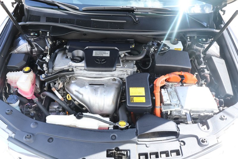 Toyota Camry Hybrid Vehicle Full-screen Gallery Image 13
