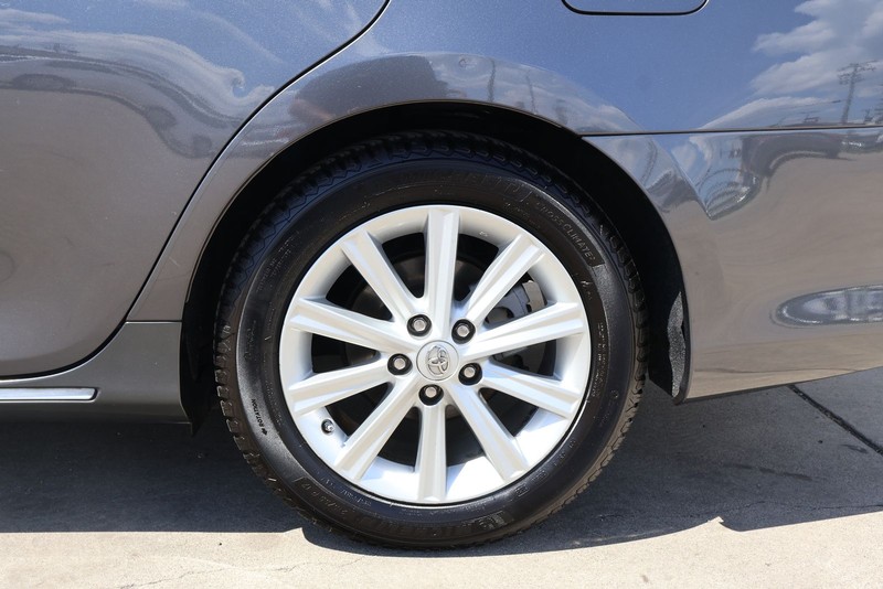 Toyota Camry Hybrid Vehicle Full-screen Gallery Image 14