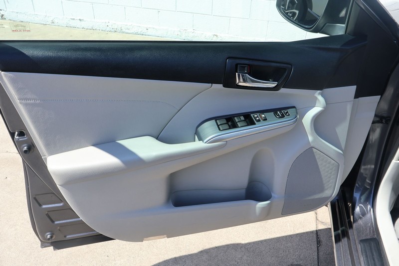 Toyota Camry Hybrid Vehicle Full-screen Gallery Image 15