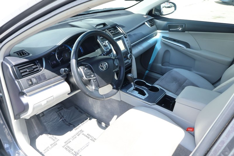 Toyota Camry Hybrid Vehicle Full-screen Gallery Image 16