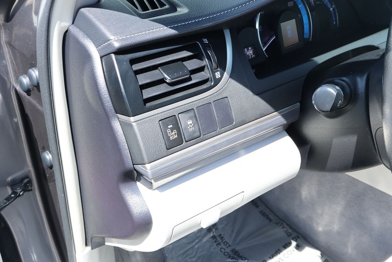 Toyota Camry Hybrid Vehicle Full-screen Gallery Image 17