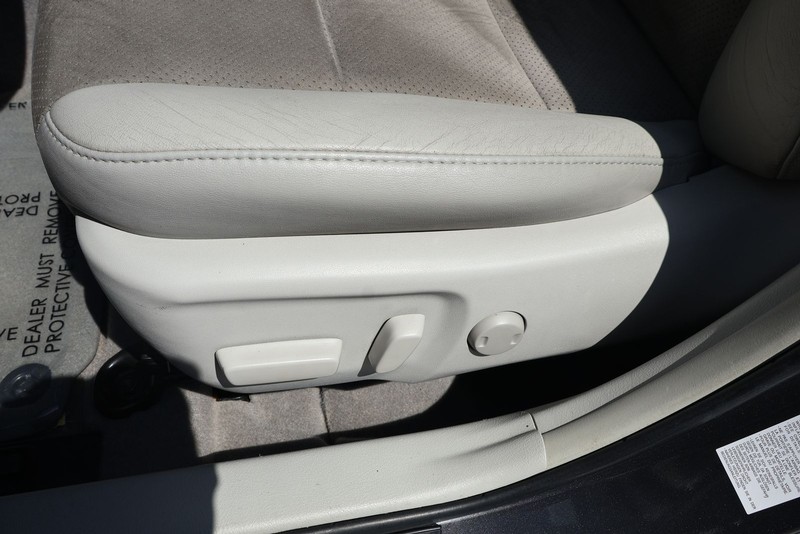 Toyota Camry Hybrid Vehicle Full-screen Gallery Image 18