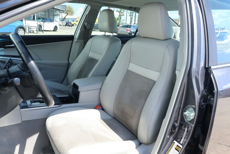 Toyota Camry Hybrid Vehicle Full-screen Gallery Image 19