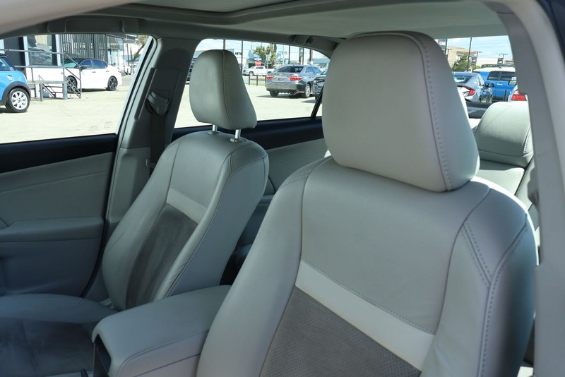 Toyota Camry Hybrid Vehicle Full-screen Gallery Image 20