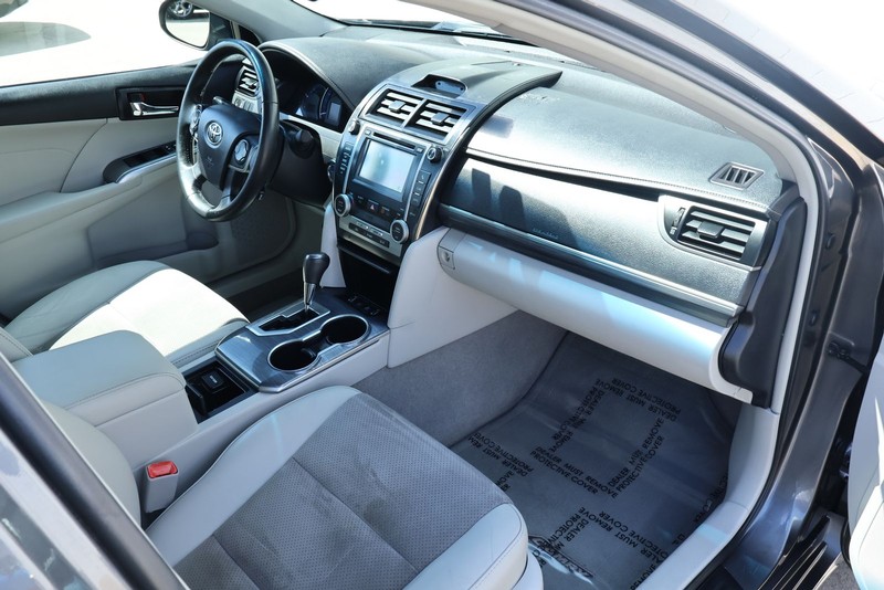 Toyota Camry Hybrid Vehicle Full-screen Gallery Image 21