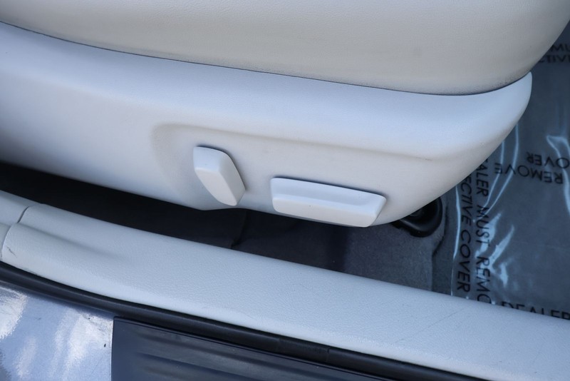 Toyota Camry Hybrid Vehicle Full-screen Gallery Image 22