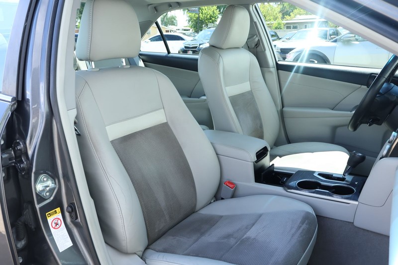 Toyota Camry Hybrid Vehicle Full-screen Gallery Image 23