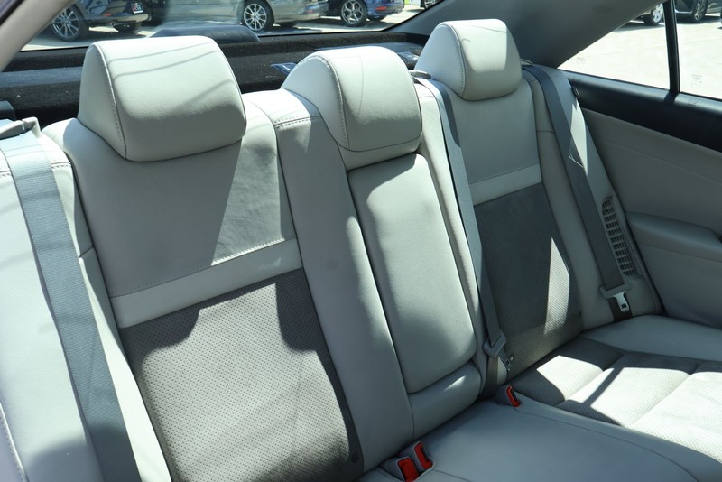 Toyota Camry Hybrid Vehicle Full-screen Gallery Image 24