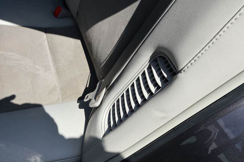 Toyota Camry Hybrid Vehicle Full-screen Gallery Image 25