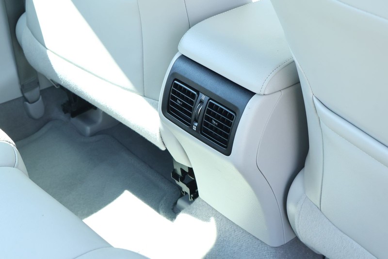 Toyota Camry Hybrid Vehicle Full-screen Gallery Image 26