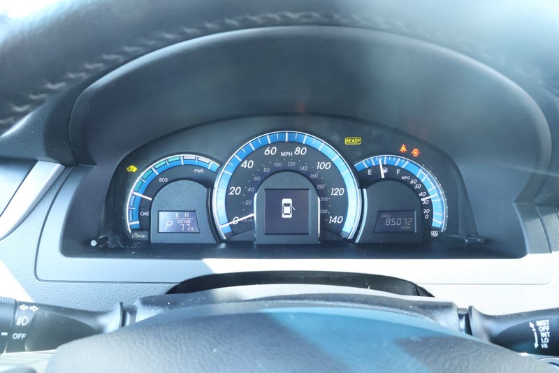 Toyota Camry Hybrid Vehicle Full-screen Gallery Image 27