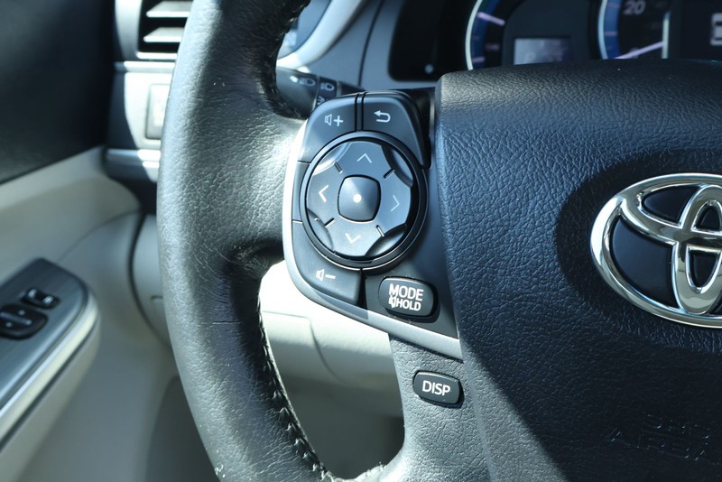 Toyota Camry Hybrid Vehicle Full-screen Gallery Image 28