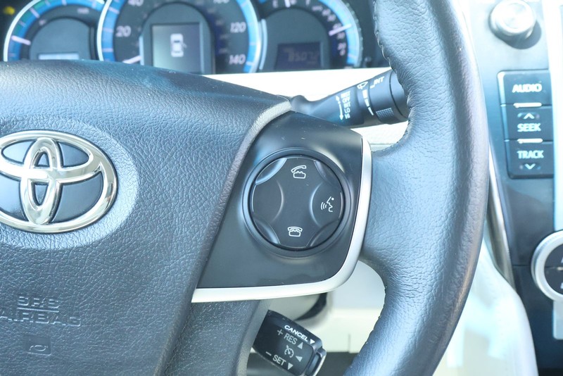 Toyota Camry Hybrid Vehicle Full-screen Gallery Image 29