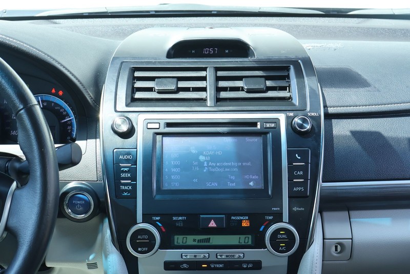 Toyota Camry Hybrid Vehicle Full-screen Gallery Image 30