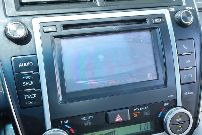 Toyota Camry Hybrid Vehicle Full-screen Gallery Image 31