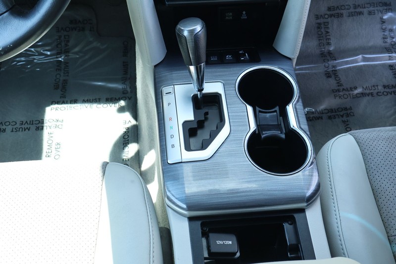 Toyota Camry Hybrid Vehicle Full-screen Gallery Image 32