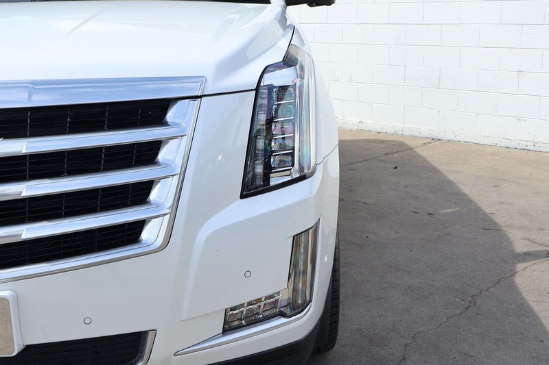 Cadillac Escalade ESV Vehicle Full-screen Gallery Image 03